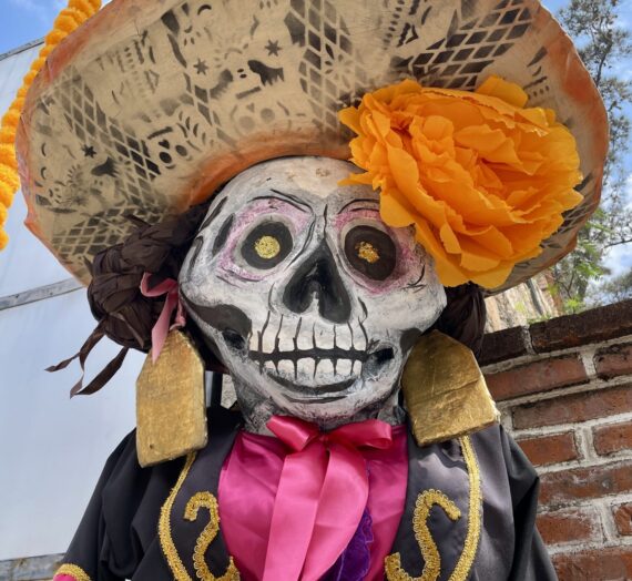 The Artistry and Symbols of Diá de Los Muertos in Central México
